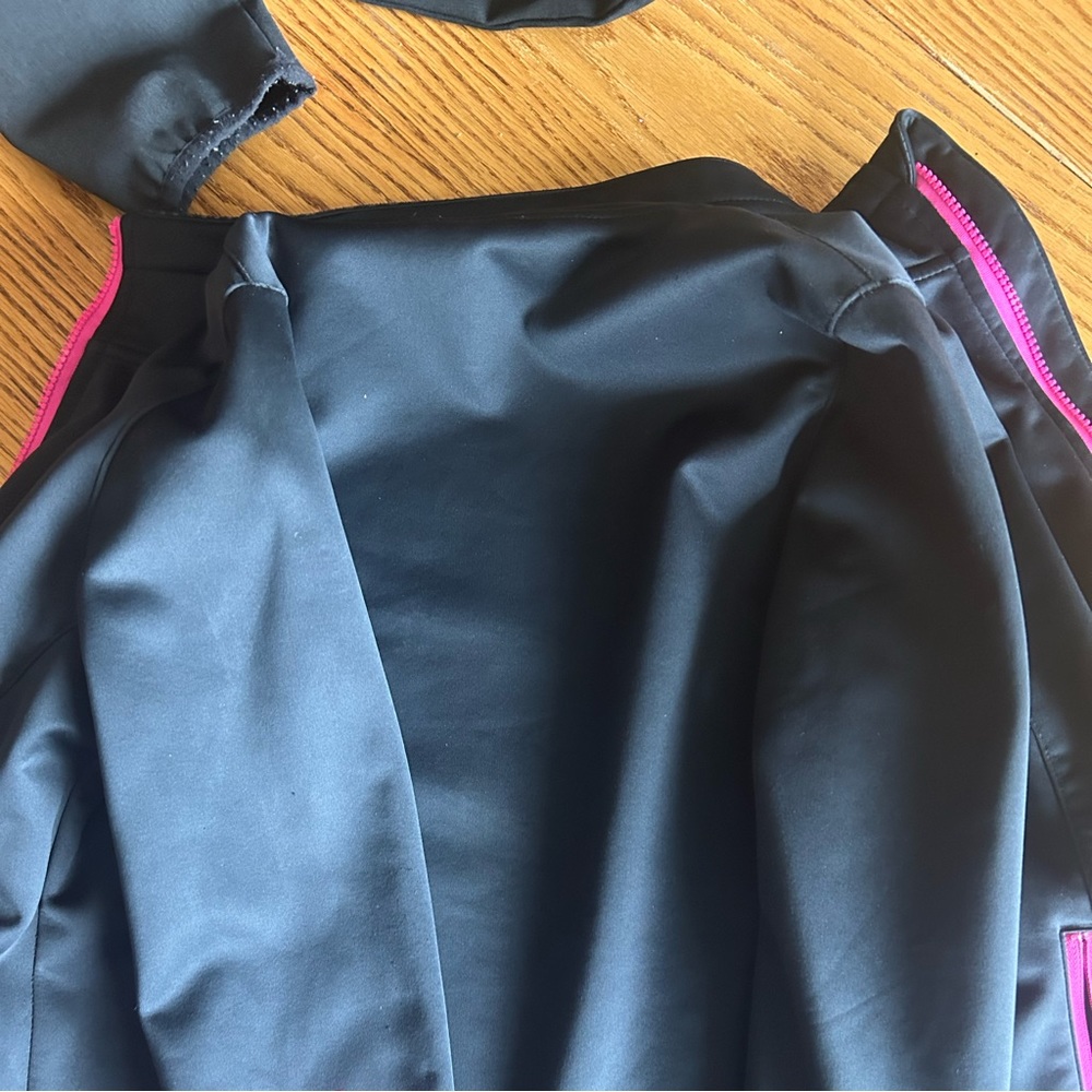 Youth medium black/pink under armor jacket